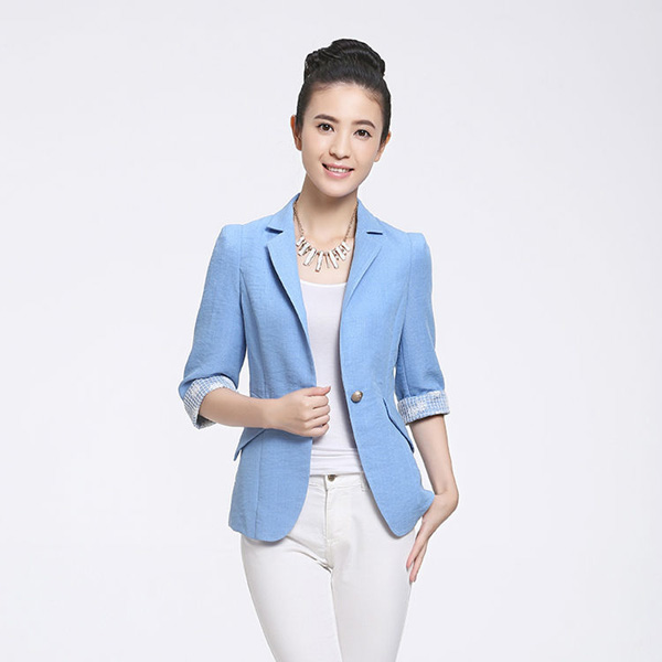 淡藍色職業(yè)裝