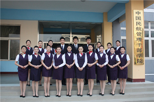 中國航空培訓(xùn)學(xué)校學(xué)生與職員身著制服合影